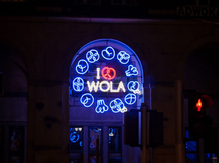 A neon reading I <3 Wola