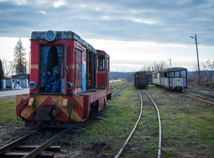 Old deteriorating locomotice and coaches