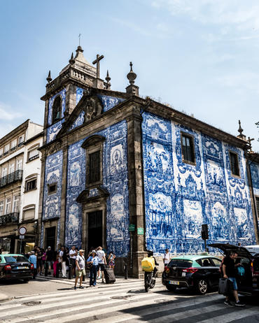 webp file named /photos/img/porto-busy-street.webp